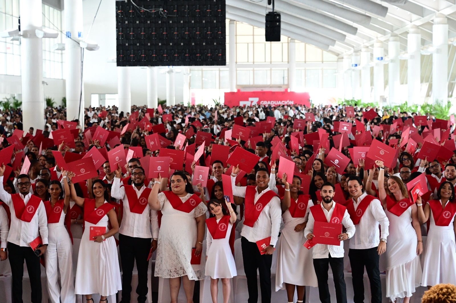 INTEC gradúa a 945 profesionales y su rector los llama a “rediseñar” el mundo