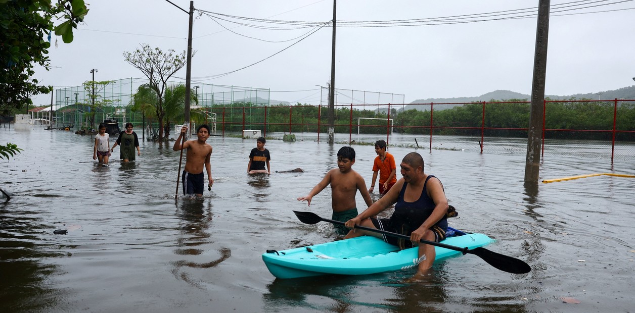 Simón golpea la costa del Pacífico mexicano con vientos de categoría 4 y amenaza de inundaciones y deslaves