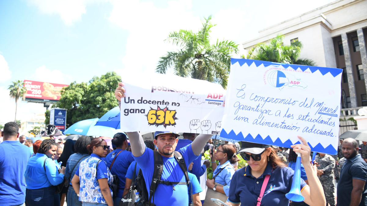 Colectivo educativo protesta ante el Minerd y denuncia falta de información sobre evaluación docente