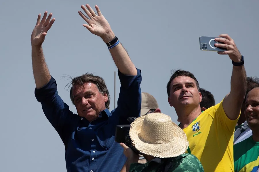 El Supremo de Brasil autoriza las visitas de Flávio Bolsonaro a su padre en prisión domiciliaria