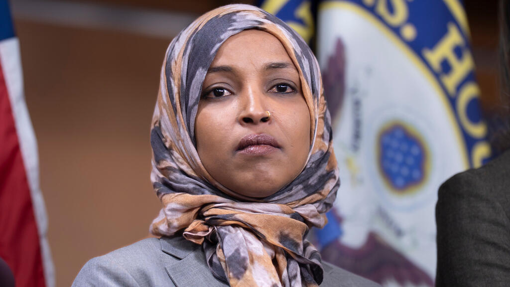 Allanamiento a vivienda de Ilhan Omar desata denuncias de intimidación política a tres semanas de las elecciones