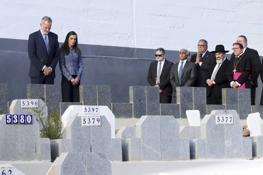Los reyes homenajean a los ahogados en el mar en julio en el cementerio musulmán de Ceuta