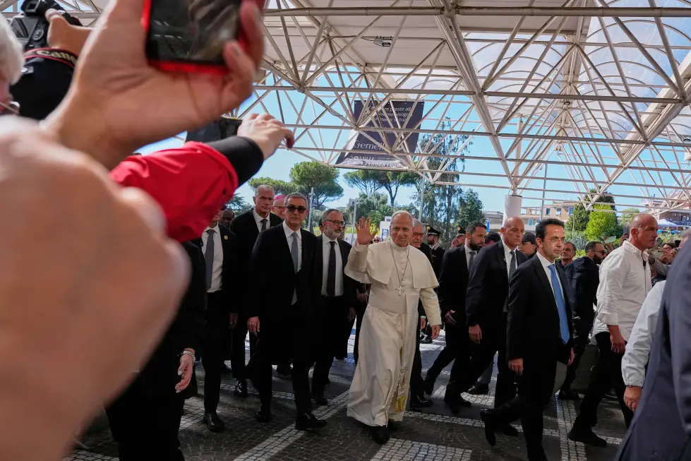 El papa León está comiendo y recuperándose tras cirugía por cáncer, dicen sus médicos