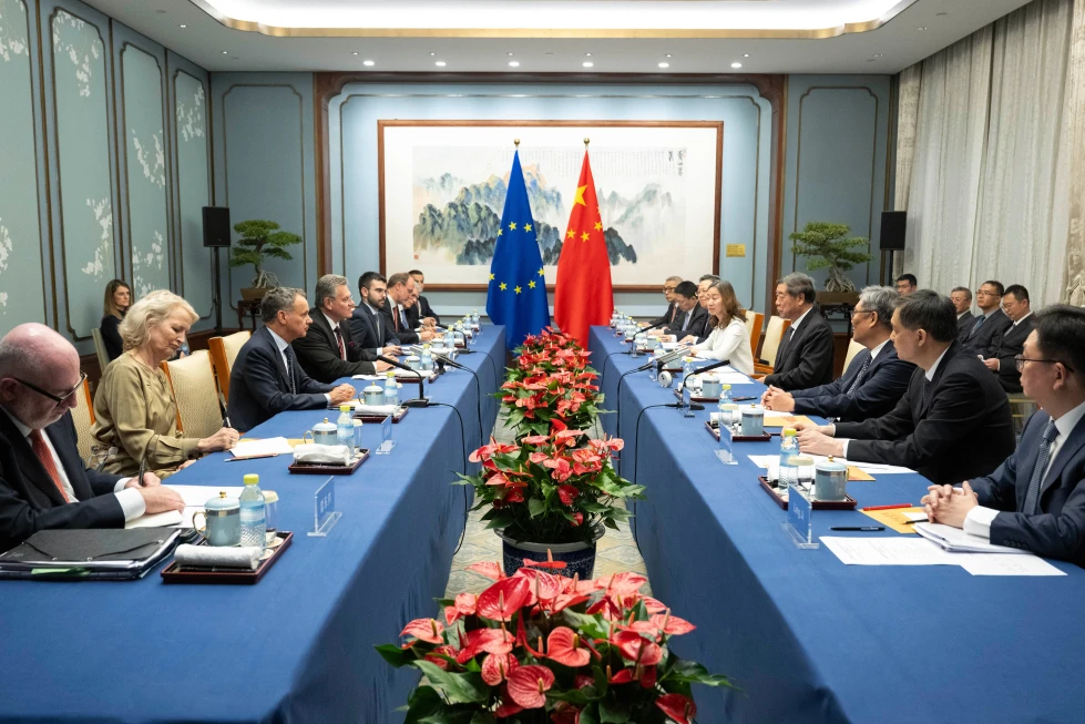 China, en vías de romper récord de superávit comercial pese a presiones de socios