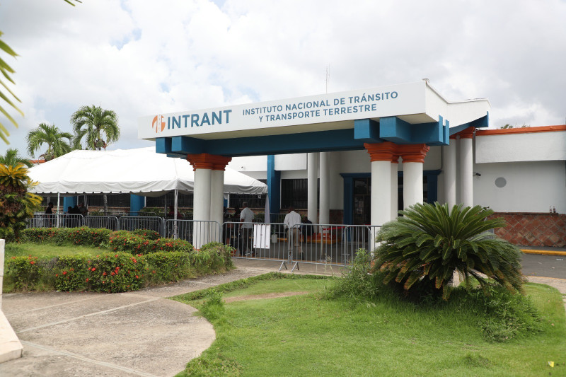 Intrant establece compensaciones para adultos mayores afectados por reducción de vigencia de licencias