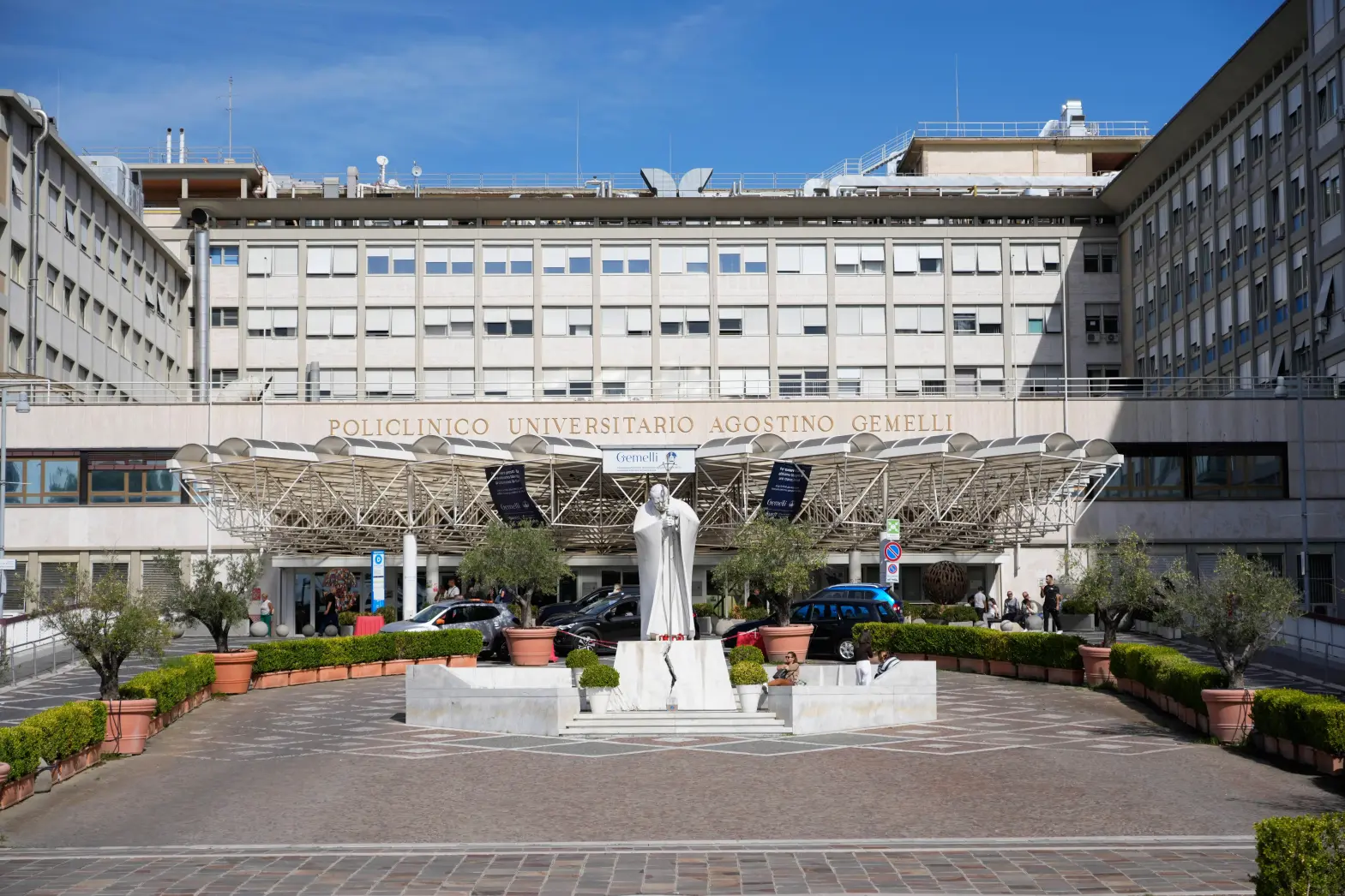El papa se reúne con colaborador en el hospital; médicos dicen se recupera bien de la cirugía