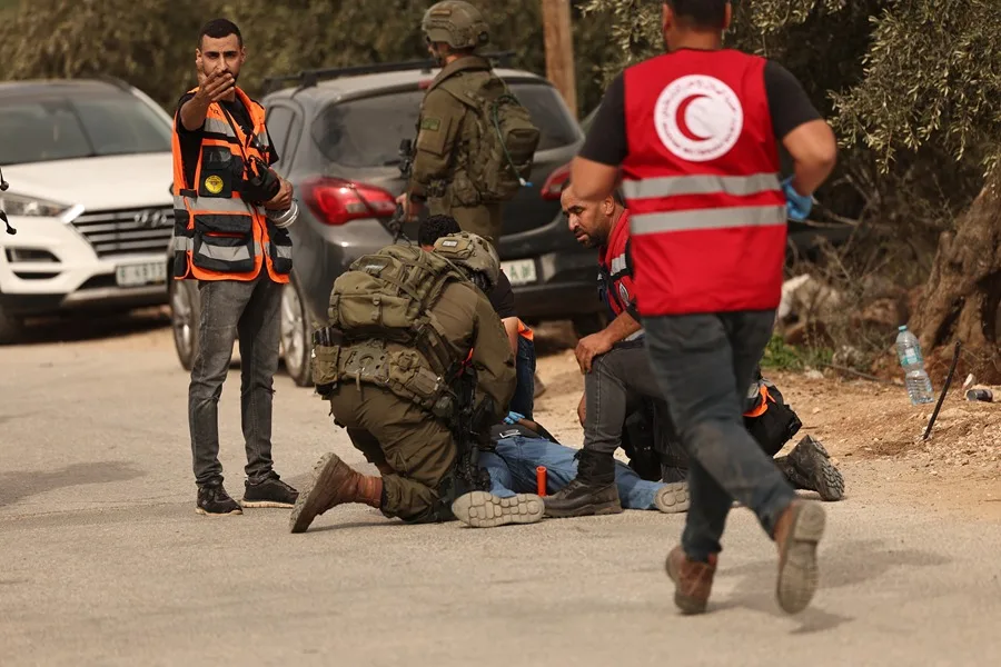 Una fotógrafa de EE.UU. y dos palestinos son hospitalizados tras el ataque de colonos israelíes