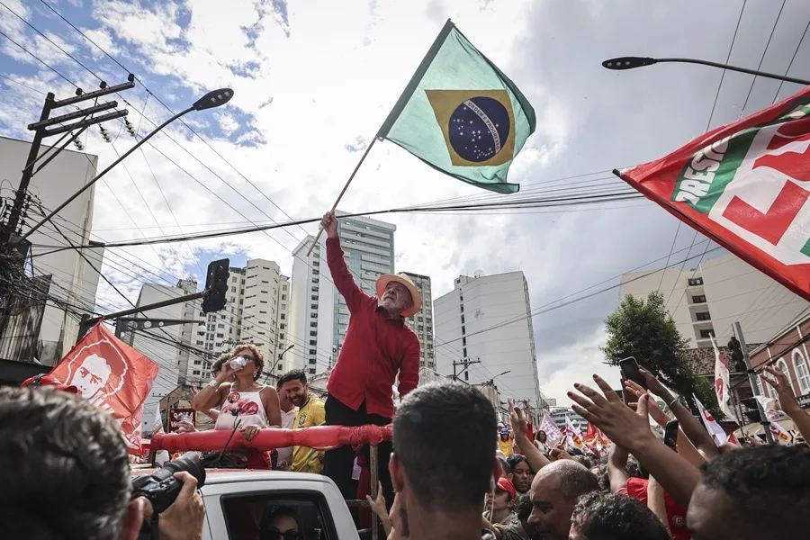 Lula pide a sus seguidores que lleven a votar a los indecisos en Brasil y arremete contra TV Globo por un almuerzo con Bolsonaro