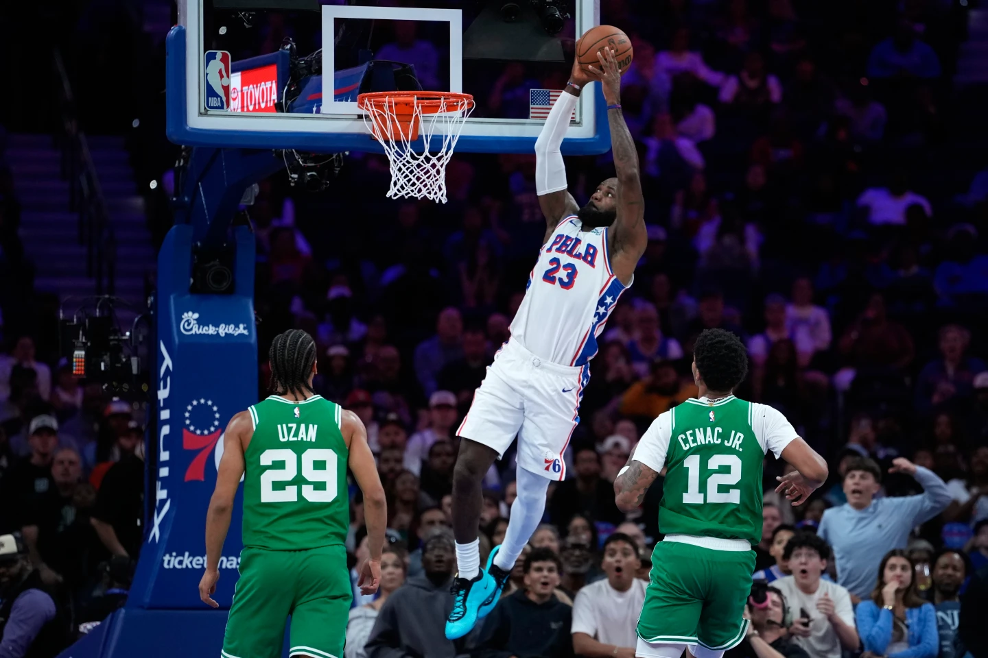 LeBron James deslumbra en su estreno en Filadelfia, aunque los 76ers caen ante Boston en tiempo extra