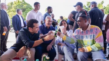Embajadora de Estados Unidos comparte en Baní con Gonzalo Castillo, Omar Fernández y Alofoke