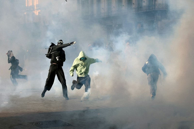Francia amanece entre saqueos, incendios y destrucción de su patrimonio tras una jornada de protestas multitudinarias
