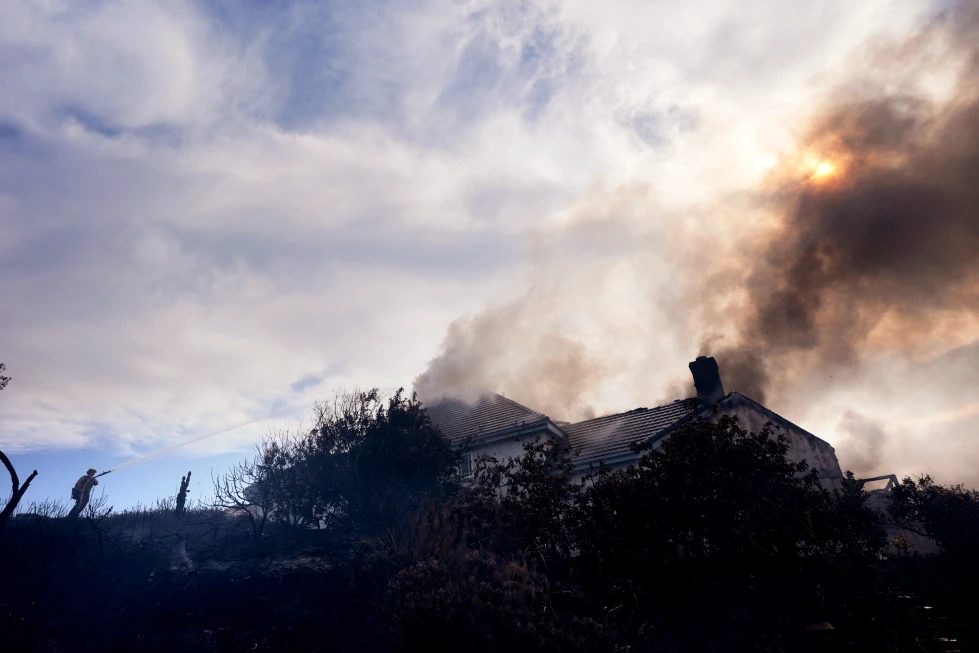 Bomberos combaten incendio en el sur de California; hay 16.000 evacuados y 6 viviendas dañadas