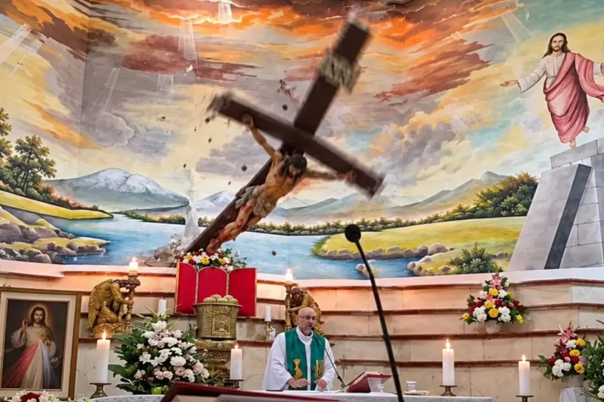 Sacerdote muere en Guayaquil al caerle una cruz durante una misa transmitida en directo