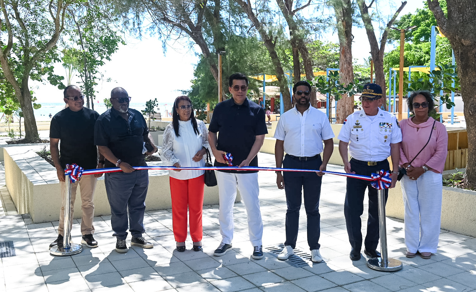 David Collado entrega 3 parques y una iglesia remozada en Boca Chica