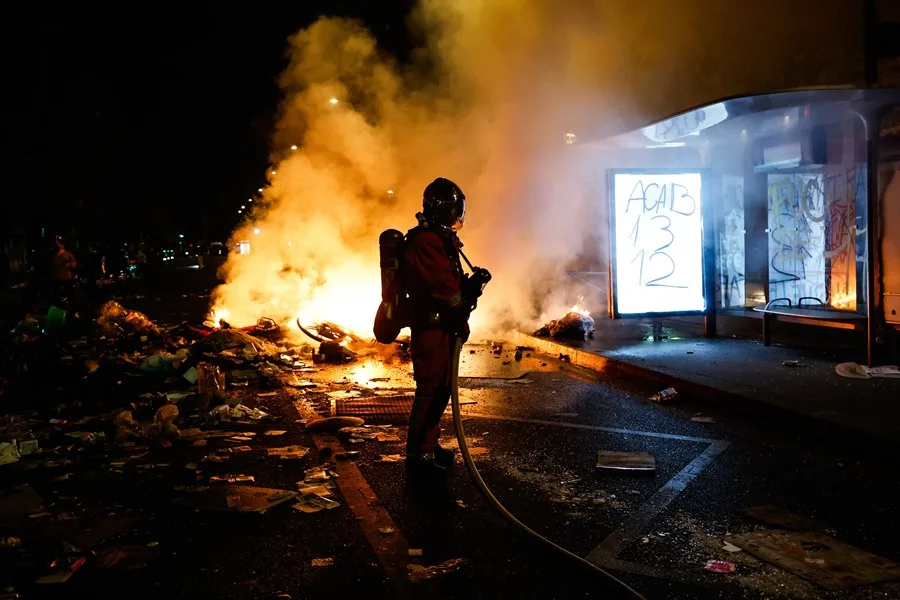 Macron rechaza la dimisión del ministro del Interior y pide más medidas contra los violentos