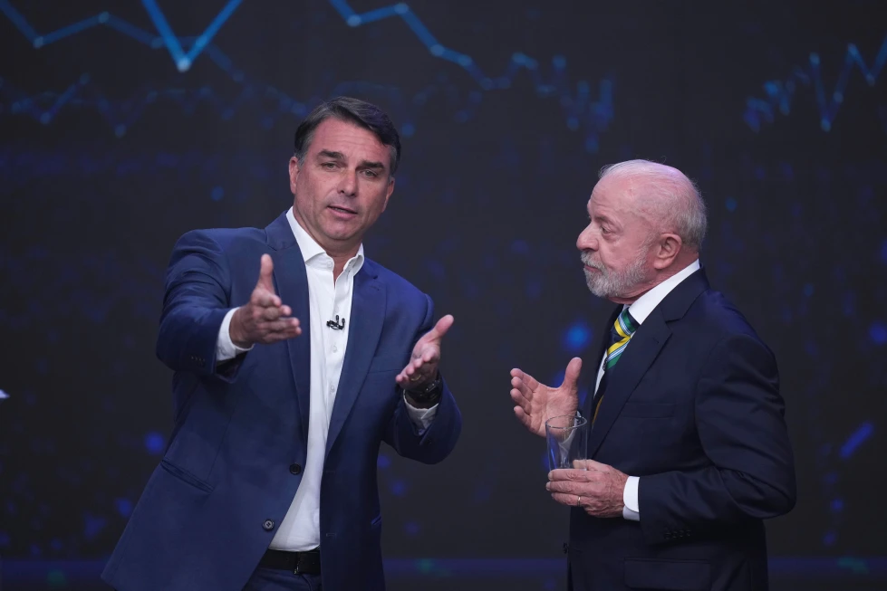 Lula y Flávio Bolsonaro intercambian acusaciones de corrupción en tenso debate antes de la segunda vuelta