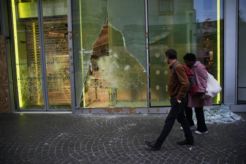 Regresa la calma en París tras toques de queda por disturbios