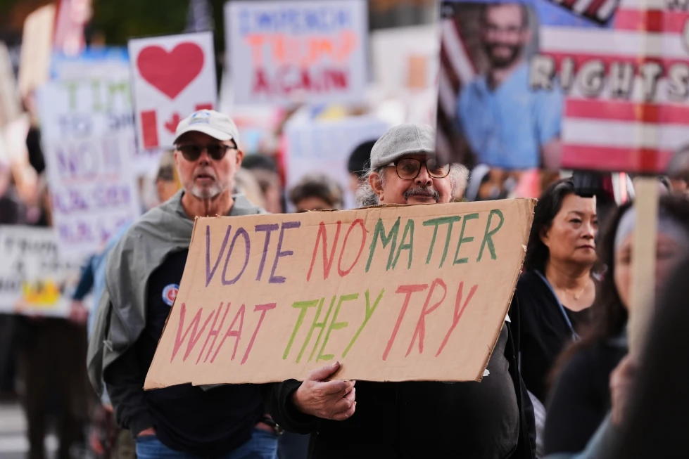 Crece la desconfianza demócrata en los resultados electorales de EEUU, revela sondeo AP-NORC