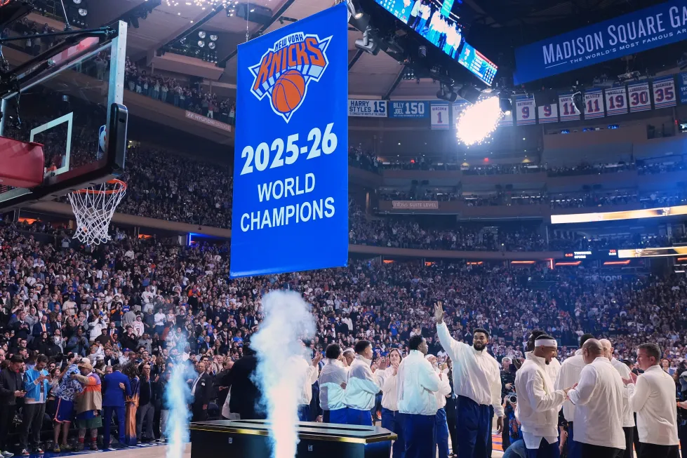Knicks reciben sus anillos y celebran dos títulos, pero Filadelfia amarga su debut