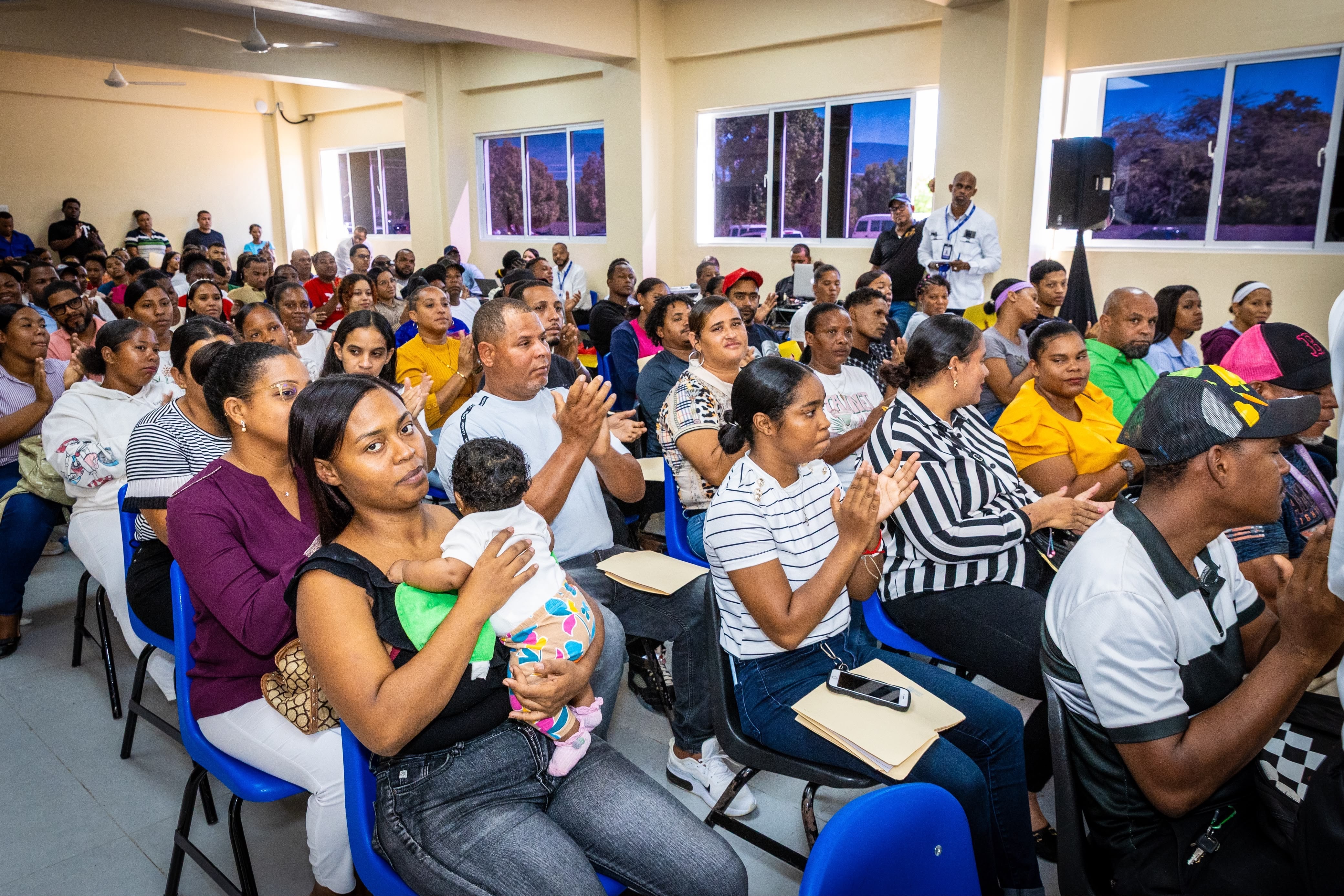 Cientos de jóvenes de la región Enriquillo acuden a la Feria de Empleos del IDAC en Pedernales