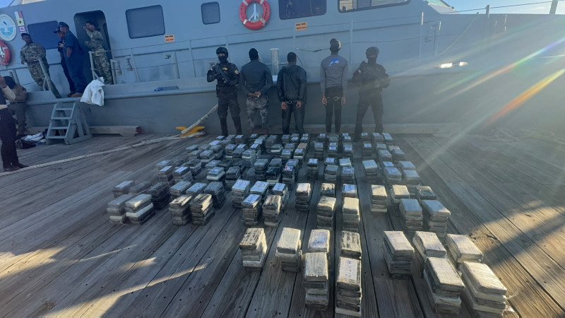 DNCD ocupa 555 paquetes de presunta cocaína ocultos bajo asientos de una embarcación en Baní