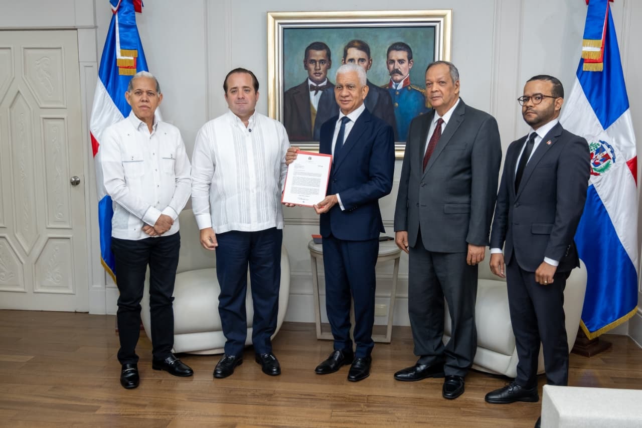 Presidente del Senado, Ricardo de los Santos recibe del Poder Ejecutivo anteproyecto ley Plan de Ordenamiento Territorial