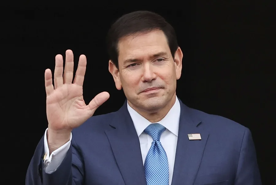 EE.UU. restringe el visado a decenas de exfuncionarios y políticos de Colombia y Bolivia