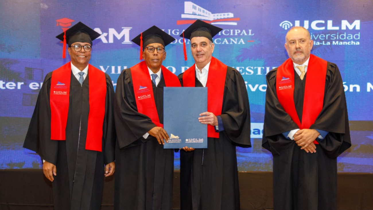 Abinader encabeza graduación de la octava promoción de la maestría en Derecho Administrativo y Gestión Municipal