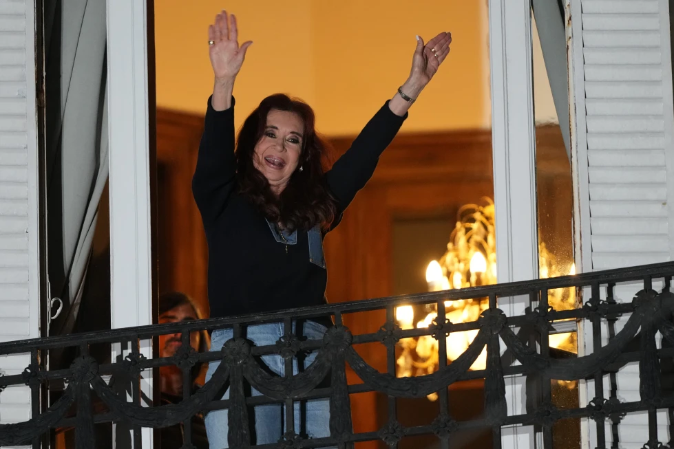 Expresidenta argentina enfrenta un nuevo juicio por corrupción; también está acusado su hijo
