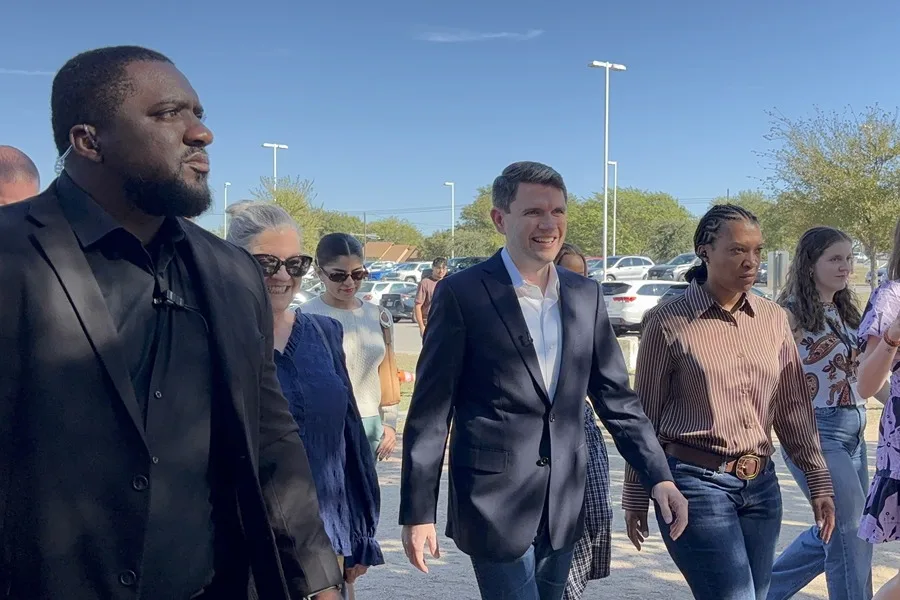 «Vamos a hacer historia», dice el candidato demócrata al Senado de EE.UU. por Texas al votar