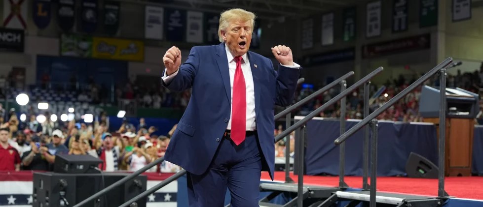 Trump revive la idea de intervención militar en Cuba durante mitin en Florida