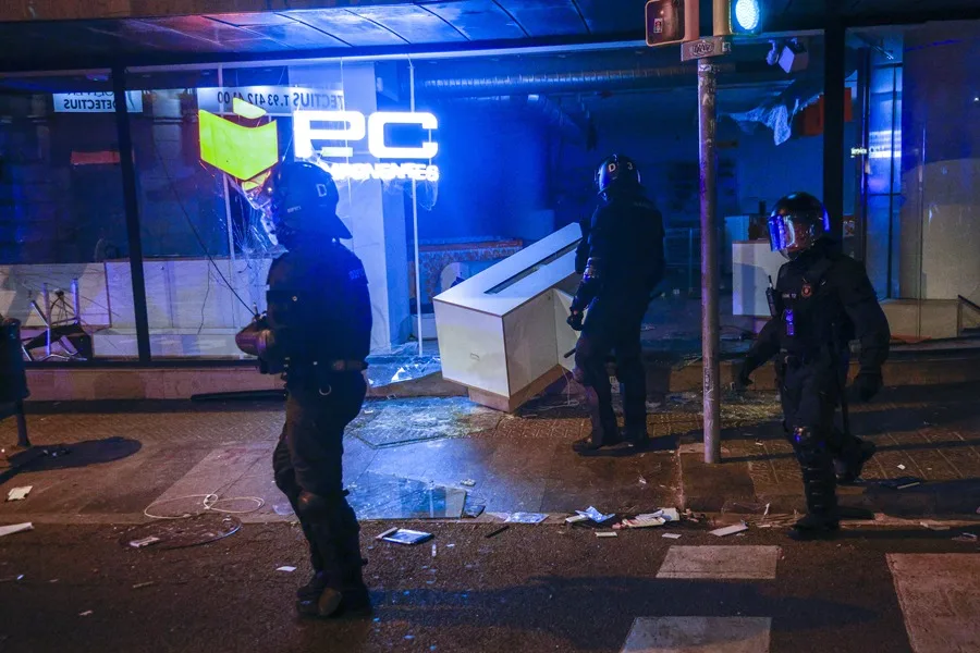 Un total de 128 detenidos y 15 policías heridos en los disturbios de Barcelona