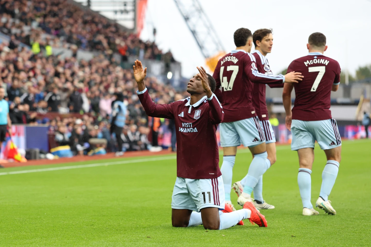 El Man City cae ante Aston Villa y el Arsenal lo empata en la cima de la Liga Premier
