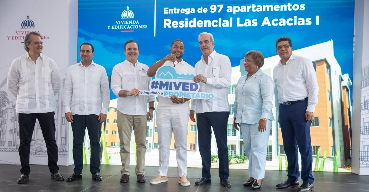 Abinader entrega 97 apartamentos en Santo Domingo Este y anuncia laptops y becas para 400 estudiantes