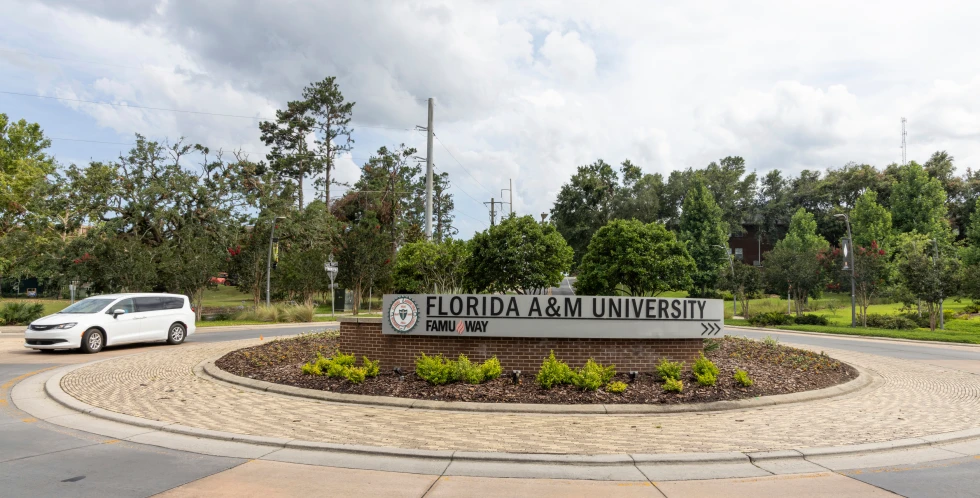 Tiroteo cerca de universidad en Florida deja 12 heridos, incluidos seis menores; cinco reciben el alta