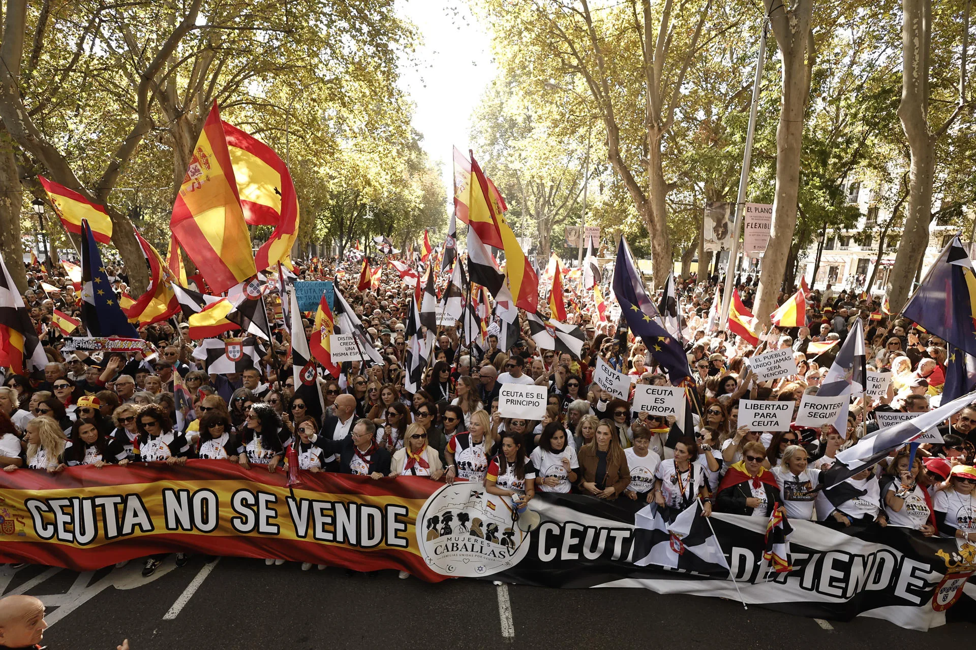 Miles de personas acuden en Madrid a la llamada de las ‘caballas’ para apoyar a Ceuta
