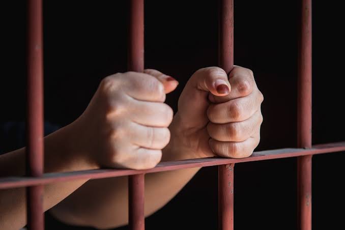 Dictan prisión preventiva a dos mujeres acusadas de traficar adolescentes hacia Tórtola y Dominica