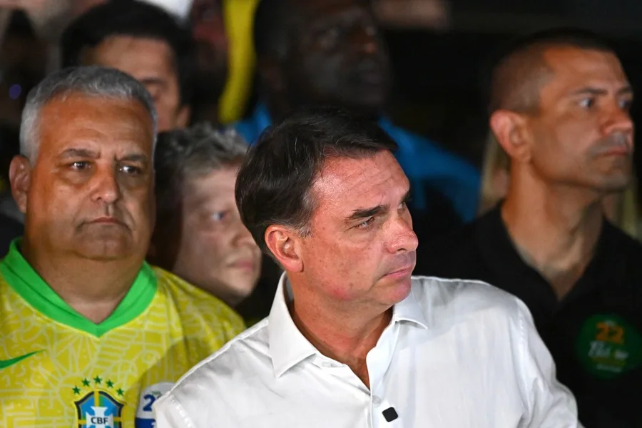 Partido de Flávio Bolsonaro reconoce victoria de Lula mientras el senador denuncia orden de entregar sus pasaportes