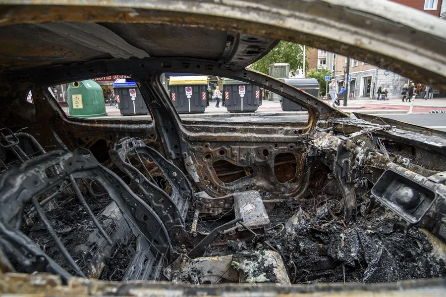Bilbao limpia los destrozos de los disturbios que condenan partidos e instituciones