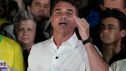 Flávio Bolsonaro salió de Brasil rumbo a Estados Unidos pese a prohibición judicial, según reportes