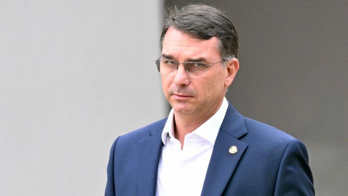 EE. UU. anuncia visas para Flávio Bolsonaro y su familia mientras medios reportan su llegada