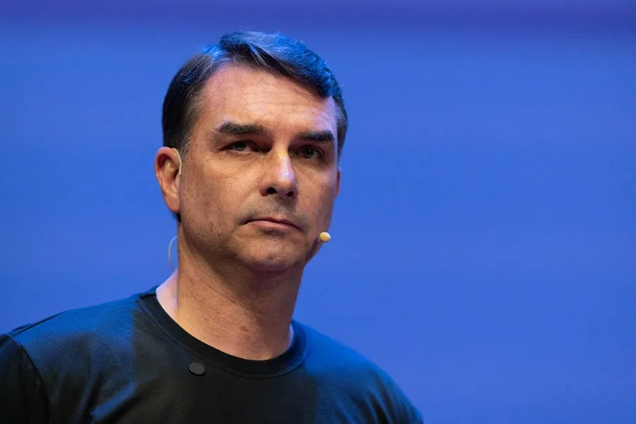 Investigan a la campaña de Flávio Bolsonaro por financiación irregular e injerencia externa