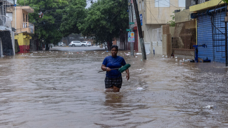 Lluvias dejan comunidades aisladas y viviendas inundadas; Indomet prevé más aguaceros este miércoles