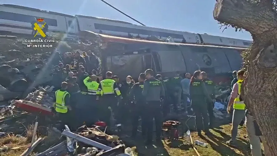 Un testigo del accidente: «Hay muchos muertos, las vías están partidas por completo»
