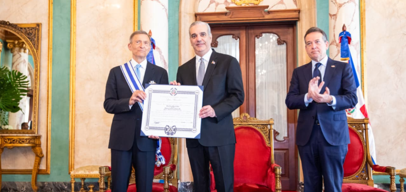 Presidente Luis Abinader condecora al excanciller Roberto Álvarez con la Orden del Mérito de Duarte, Sánchez y Mella, en el grado de Gran Cruz Placa de Plata