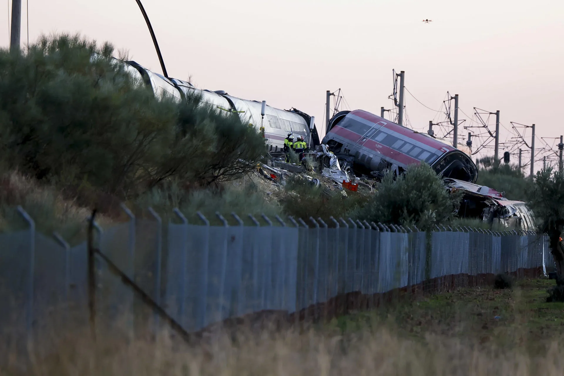 Suben a 69 los muertos por el choque de trenes en Toledo; investigan fallos de seguridad