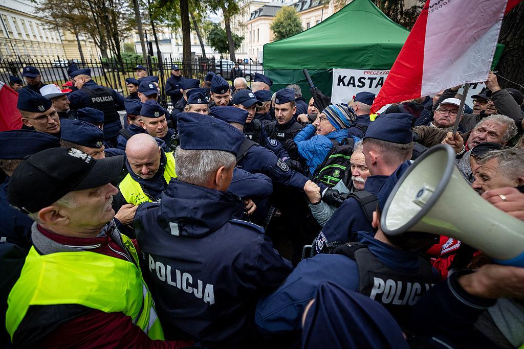 Crisis en Polonia: suspenden a la cúpula del Tribunal Constitucional y el presidente interrumpe viaje por protestas