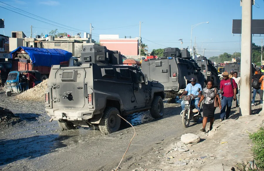 Los soldados de El Salvador realizan su primer patrullaje por las calles de Puerto Príncipe, en Haití