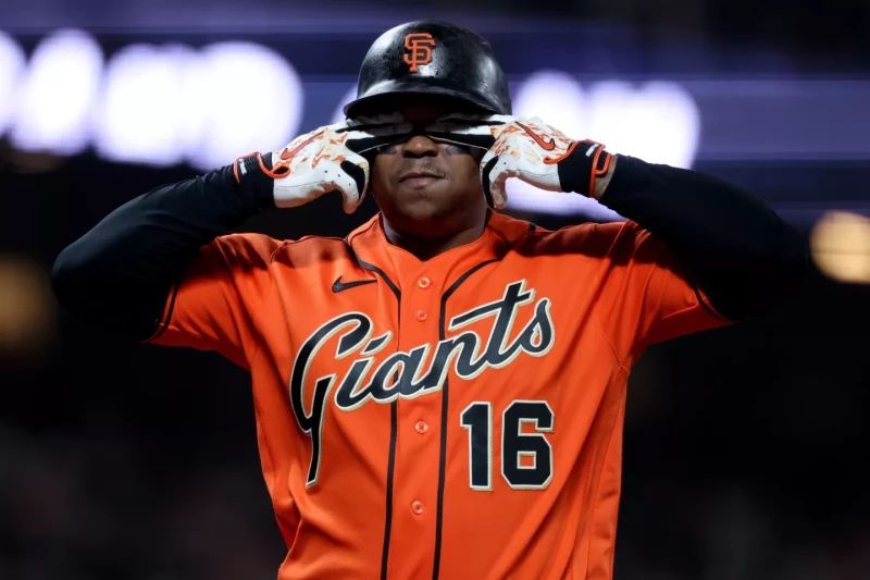 Rafael Devers termina su temporada con los Gigantes y podría ser operado por lesión abdominal