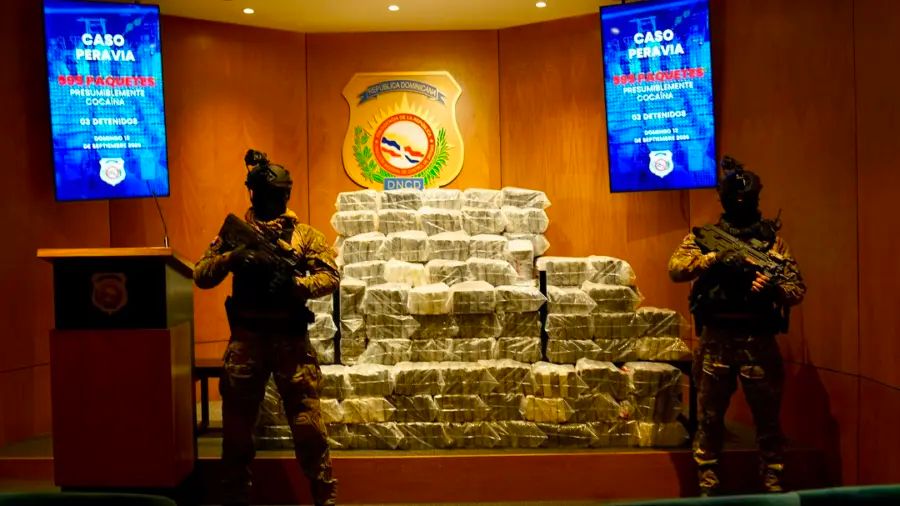 Interceptan lancha con 595 paquetes de presunta cocaína frente a las costas de Baní